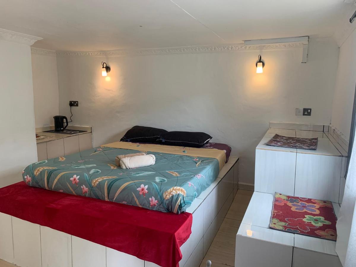 ראנאו Hounon White Chimney Cottage מראה חיצוני תמונה